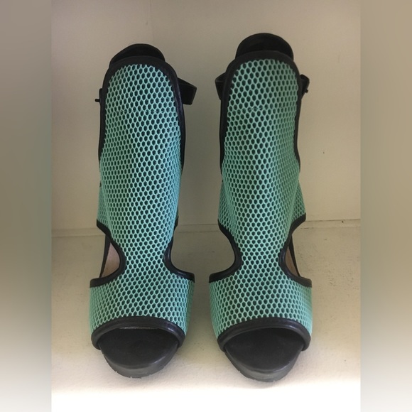 A pair of Steve Madden iggy azalea heel. Turquoise and black - Picture 2 of 4